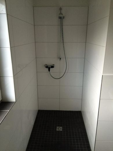 हरे-भरे परिवेश में विशाल टैरेस और कारपोर्ट वाली सिटी विला में अपार्टमेंट – Dusche