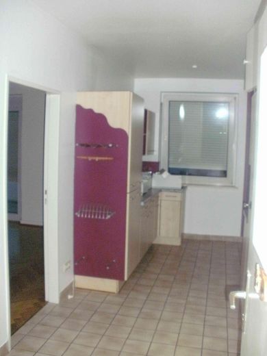 renov.bedürft. 3,5-Zi-Whg mit Balkon und EBK samt sep. DG-Whg. im Rohbau, in freundl. MFH in HN – Kü Teller- + Weinregal
