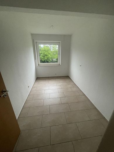 Geräumige 5- Zimmer Wohnung mit Balkon im 2. OG – Zimmer 2