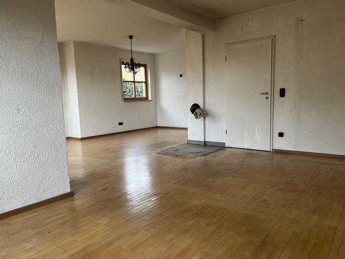 Maison jumelée adaptée aux familles avec jardin, sauna, studio et sous-sol à Stegaurach – Wohnzimmer