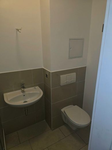 Newly renovated/refurbished, bright two-room apartment with a quiet southwest-facing balcony in Stadtfeld-Ost – Bad