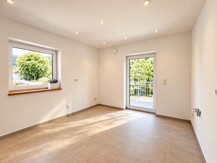 Apartamento de tres habitaciones en la primera planta con balcón, así como crédito KfW con una subvención de 30.000 euros – Küche