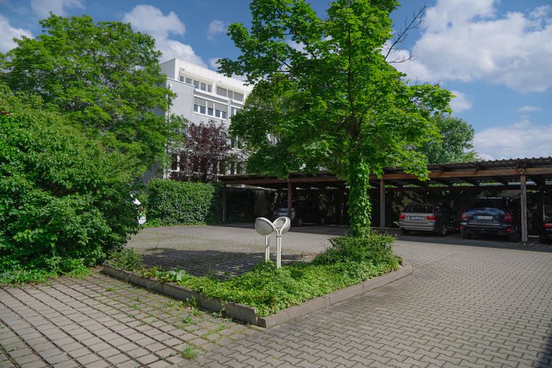 Modern teras daire – Parkplatz im Hof