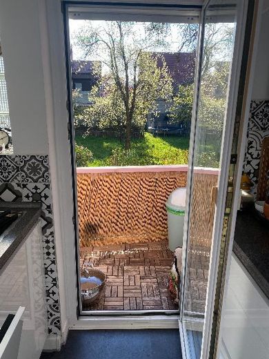 Luminosissimo appartamento di 3 locali con 2 balconi, 2 cantine, accesso al giardino, ottima distribuzione ecc. – Foto 4