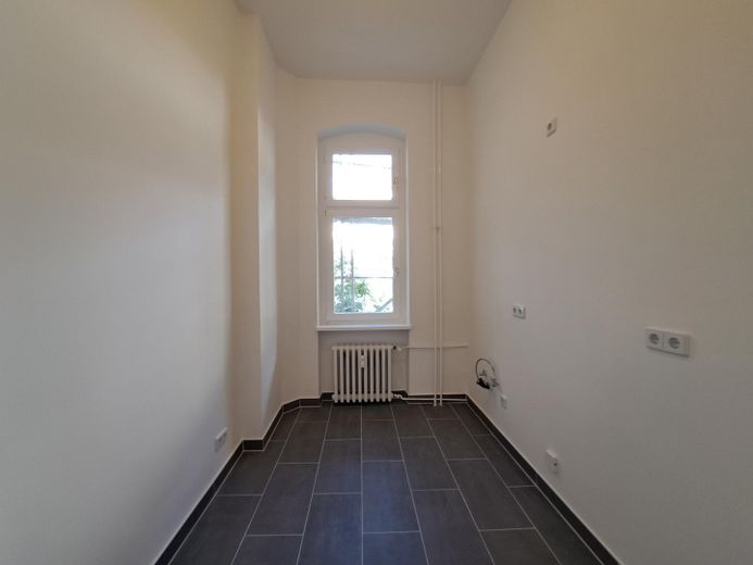 Stilvolle, geräumige 2-Zimmer-Wohnung am Viktoriapark, *KEINE PROVISION* – Küche mit Einbauküche, install