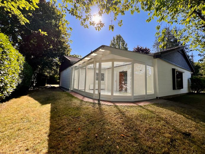 Heller 5-Zimmer-Bungalow mit Kamin, großem Garten & Doppelgarage | Stadtgrenze Hamburg – Wintergarten
