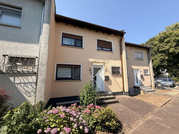 Gepflegtes Reihenmittelhaus mit großem Garten in Frankfurt-Sossenheim – Gepflegtes Reihenmittelhaus