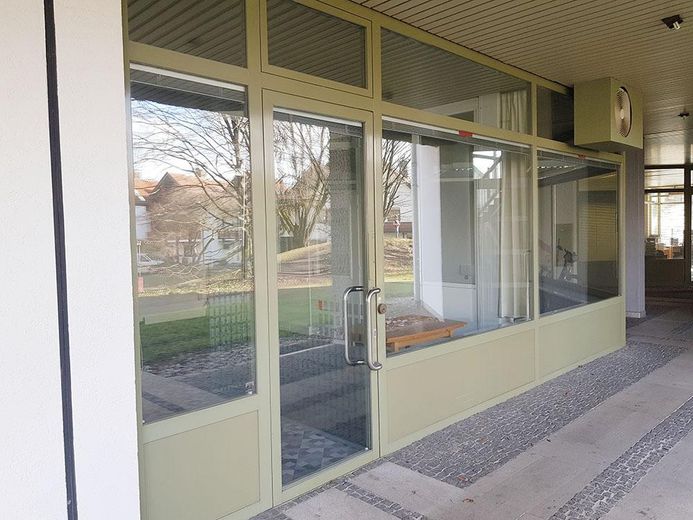 Retail space / office / practice — quiet yet central / S-Bahn around the corner / on 2 levels – Ladenfront 