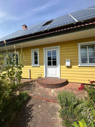Ruhiges, sonniges & energieeffizientes Einfamilienhaus direkt „hinter’m Deich“ nahe Büsum – Haupteingang