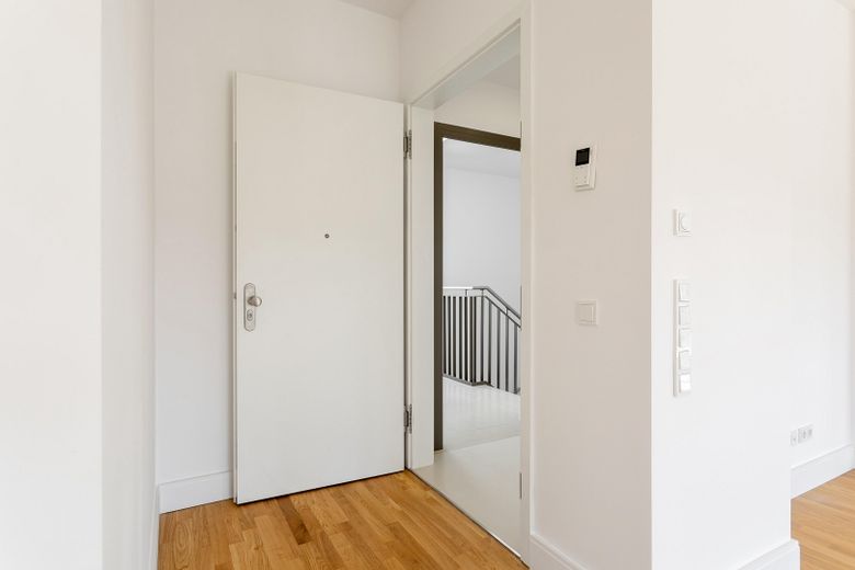 H9-Penthouse 1 → Luxuriöses Penthouse mit Dachterrasse und Panoramablick – Eingangstür 