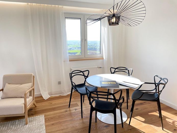 FIRST OCCUPANCY: Renovated dream home with 9th floor long-distance view & balcony - move in & feel at home – Wohn-/Esszimmer