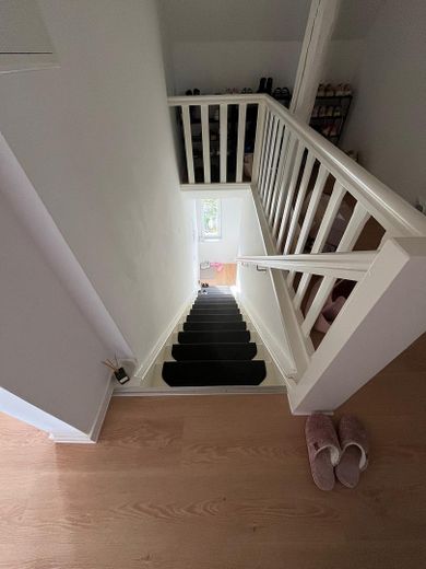 Sanierte 3-Zimmer-Wohnung mit Dachboden, Stellplatz und Gartenanteil – Flurtreppe