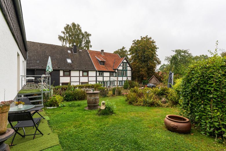 vielseitig verwendbares Zweifamilienwohnhaus im anerkannten Naturschutzgebiet – einfach den Garten genießen