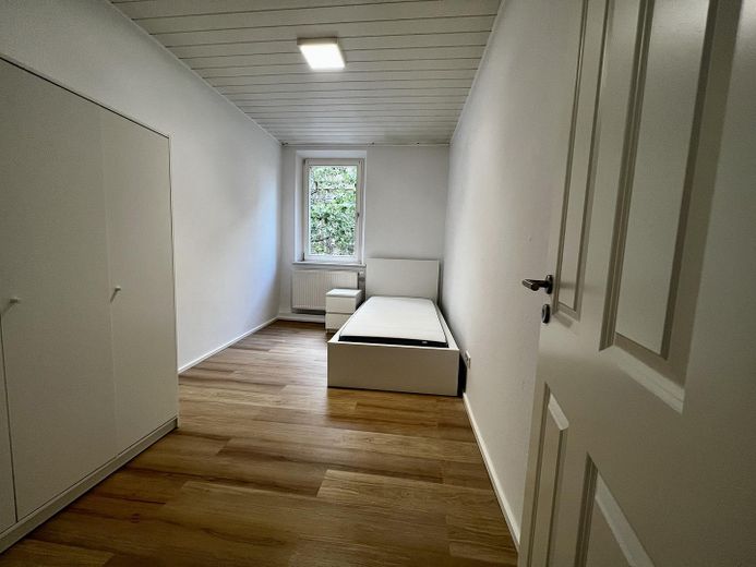 Stilvolle 2-Zimmer-Altbauwohnung – frisch renoviert mit moderner EBK; WG Geeignet – 11qm Zimmer