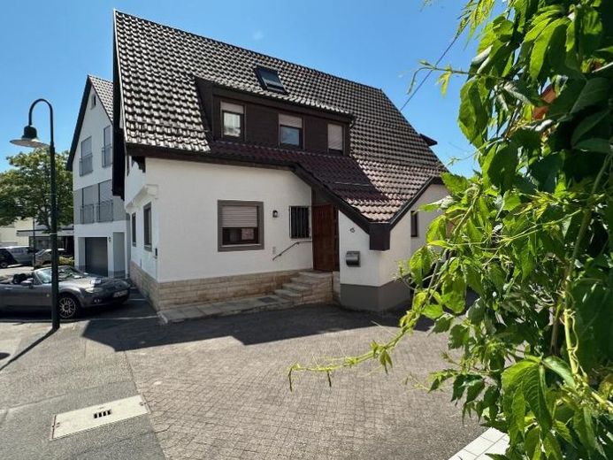 Großes Wohn- und Geschäftshaus in Steinenbronn – Foto 1