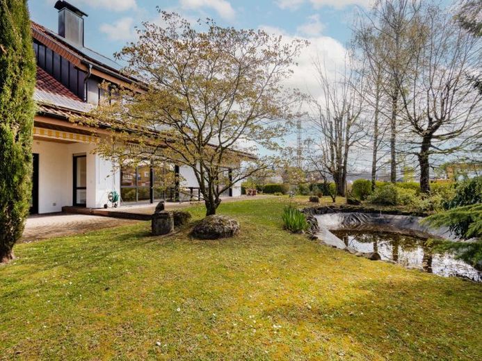 Großzügiges Wohnhaus mit Gewerbeeinheit, 1.788 m² Traumgrundstück & Gartenidylle mit Teich – Foto 1
