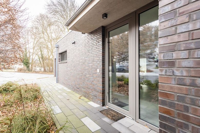 Architektenbungalow mit Split-Level-Bauweise, klarer Formensprache und freiem Landschaftsblick! – Hauseingang