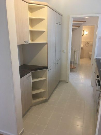 Senza provvigione: appartamento maisonette di 3,5 locali a Lüneburg (105m² di superficie abitabile), pompa di calore, balcone esposto a sud, posto auto – Einbauküche Raumseite