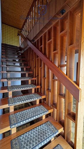 Großzügiges 1-FH + ELW, freistehend mit 2 Garagen, Kamin + Wintergarten – Treppe zum DG