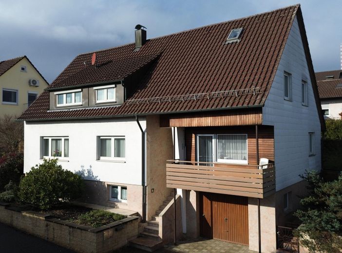 Sehr gepflegtes Ein-/ Zweifamilienhaus in Lomersheim, Garten, Balkon, Garage, – Hausansicht von Straße