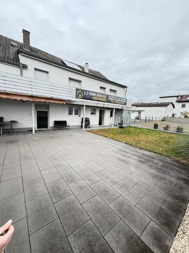 1–2 Familienhaus mit ca.300 m² Wfl.auf großzügigem 1.050-m²-Grundstück–ideal für Wohnen und Arbeiten – Hausansicht aus der Terrasse 
