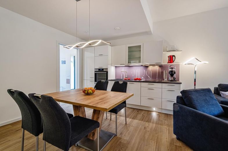 Modernisierte Ferienwohnung in Prora, 100 m zur Ostsee, zwei Terrassen -provisionsfrei- – Küche mit Essbereich