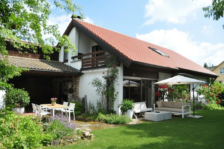 Südseite mit Sitzplätzen