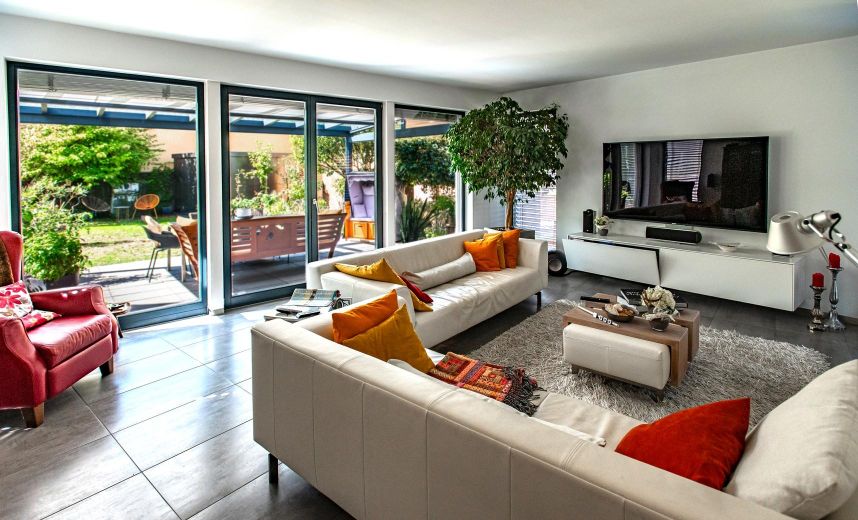Maison de rêve design dans un emplacement idéal (réservée) – Blick Wohnzimmer in Garten akt