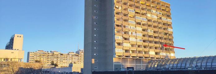 Außenansicht v. West, s. Pfeil