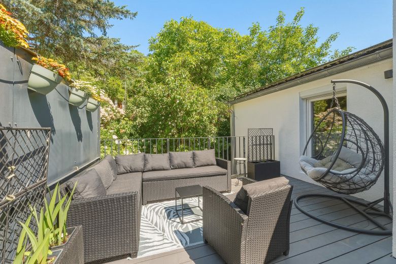 İçten tamamen yenilenmiş, bağımsız girişli daireli yarı müstakil ev ve PV sistemi – Dachterrasse Hauptwohnung
