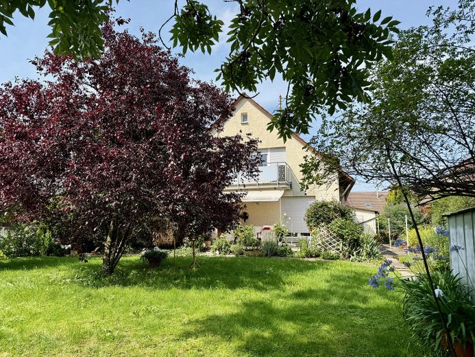 Zweifamilienhaus in exklusiver Waldrandlage – Haus vom Garten aus
