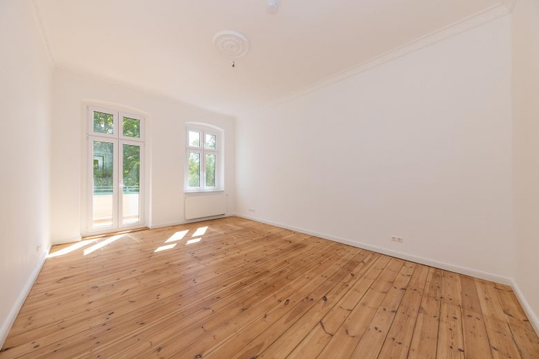 Wohnzimmer mit Balkon