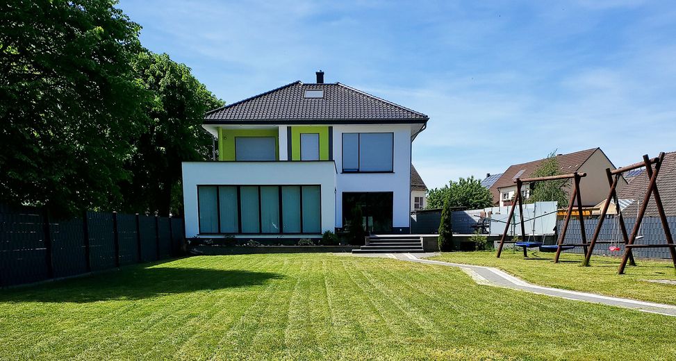 Moderne Luxusvilla: 432 m² Wohnfläche, PV-Anlage, Wärmepumpe & Sauna – Rückansicht