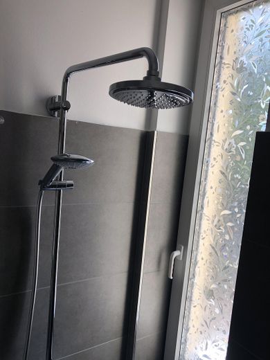 Stilvoll kernsanierter 2-Zi-Altbau – Raindance Dusche