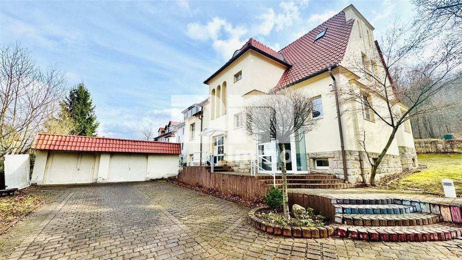 (R)eserviert!Modernisierte 1 bis 2 Familien Stadtvilla mit Maisonettewohnung in Traumlage – Frontansicht / Garagen
