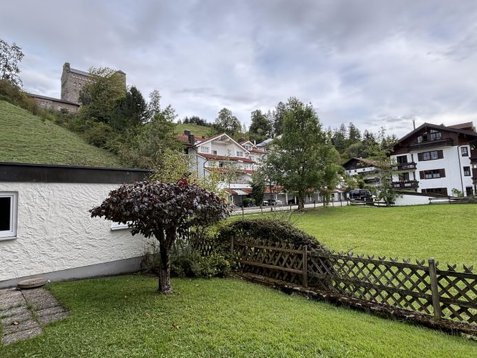 Compacta residencia en Allgäu con terraza orientada al sur y vistas a las montañas – Blick von der Terrasse