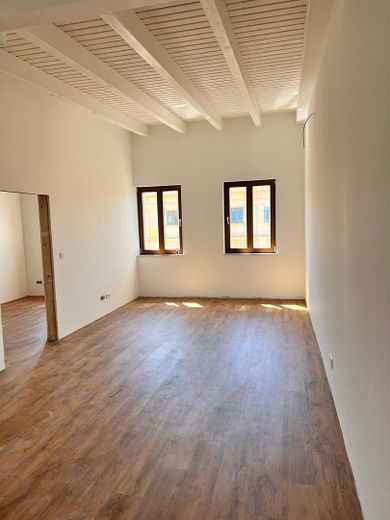 ¡Primera ocupación tras reforma! Moderna vivienda de 2 estancias con balcón y cocina equipada en el centro sur – Wohnzimmer Dachgeschoss