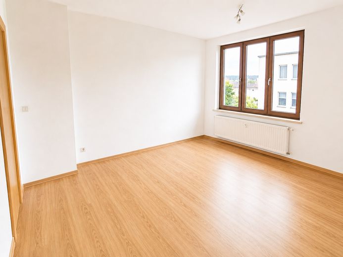 Clevere Kapitalanlage: Charmante 1-Zimmer-Wohnung in der Nähe historischer Kirche – Wohnzimmer