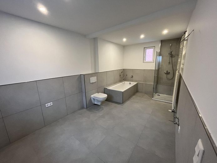Komplett renoviertes Reihenendhaus mit großem Dachstudio und separatem Garten in Harthausen – Bad