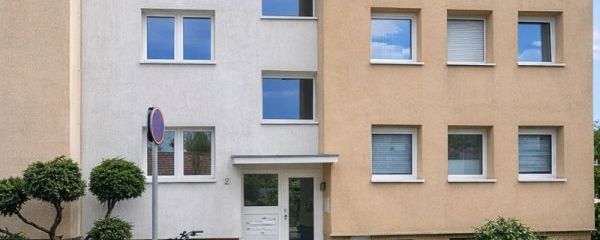 Wohnhaus mit Eingang und Fahrrädern