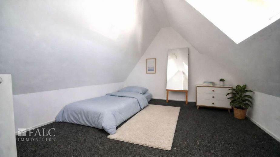 2 auf einen Streich, Renditepotenzial hoch - FALC Immobilien – ... das Schlafzimmer im Dachgeschoss