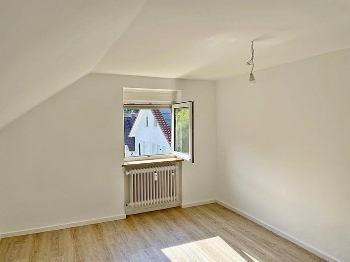 Luminoso appartamento mansardato di 3 locali a Monaco-Allach con posto auto e porzione di giardino privata – Schlafzimmer