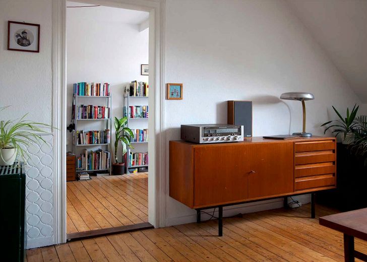 ALTBAU-CHARME! Einfach & günstig wohnen über den Dächern von Offenbach! – Wohnzimmer