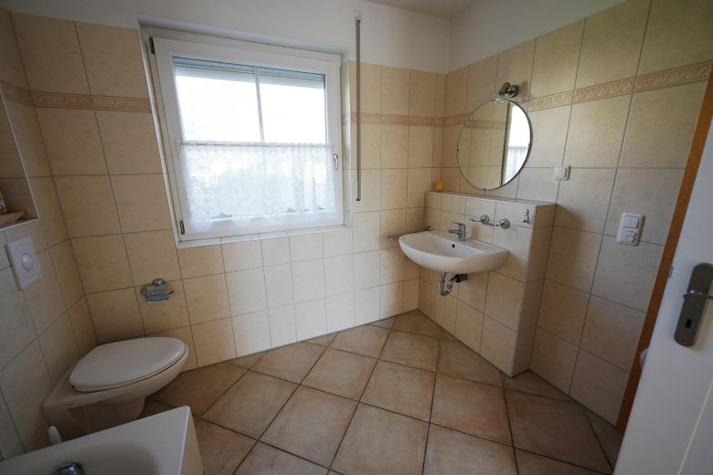 Flexibles Ostseehaus in Karlshagen – Wohnen und Ferienvermietung unter einem Dach – Badezimmer EG