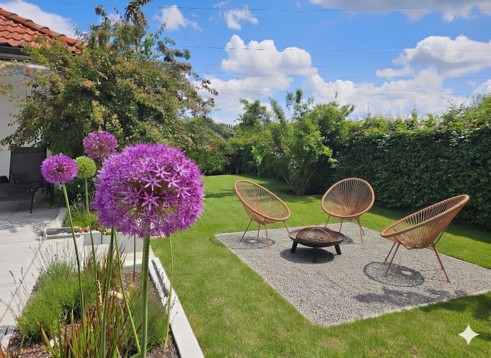 Bungalow moderne avec grand jardin, beaucoup d’intimité et A+ – Blick in den Garten