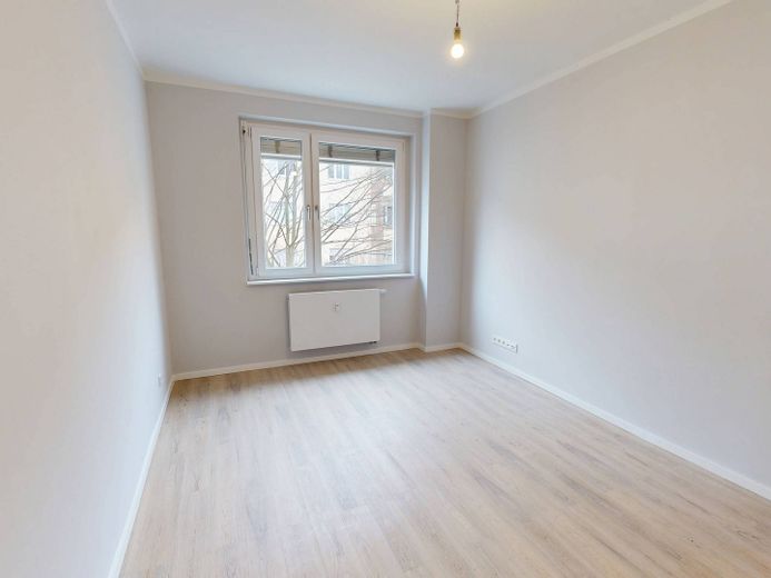 Vollständig renovierte 2-Zimmer-Wohnung mit BALKON, saniertem Bad und moderner EBK – Ansicht I: Schlafzimmer