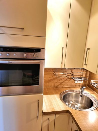 Hohe Mietrendite oder sofort selber einziehen! Exklusive sonnige 2-Zi-Wohnung mit Balkon in Weiler – Küche