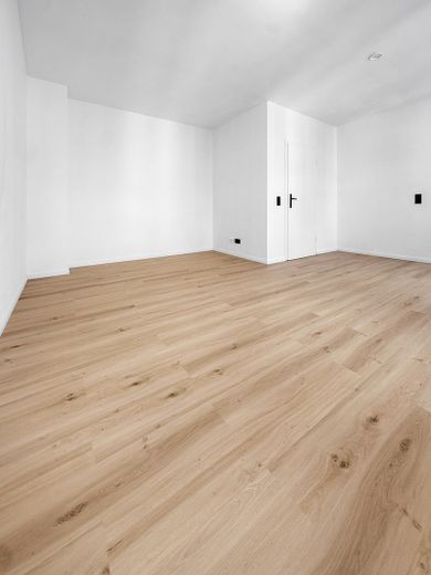 Prima occupazione dopo la ristrutturazione: appartamento luminoso con dotazioni moderne – Wohn-und Schlafzimmer