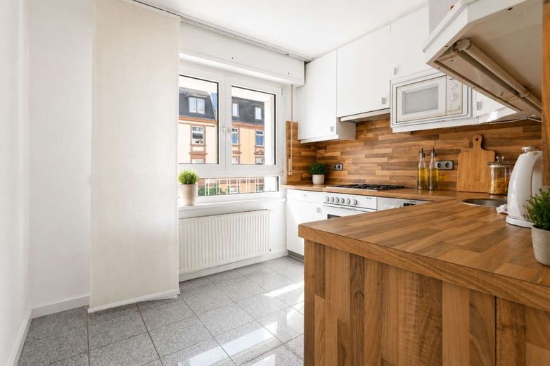Charmantes Apartment mit Sonnenbalkon im Frankfurter Nordend – Die Küche