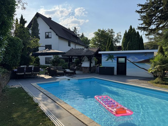 Wohnen am Wasser: Ehemaliges Mühlenanwesen mit Pool, Bachgrundstück und 3 Wohneinheiten – Pool und Poolhaus